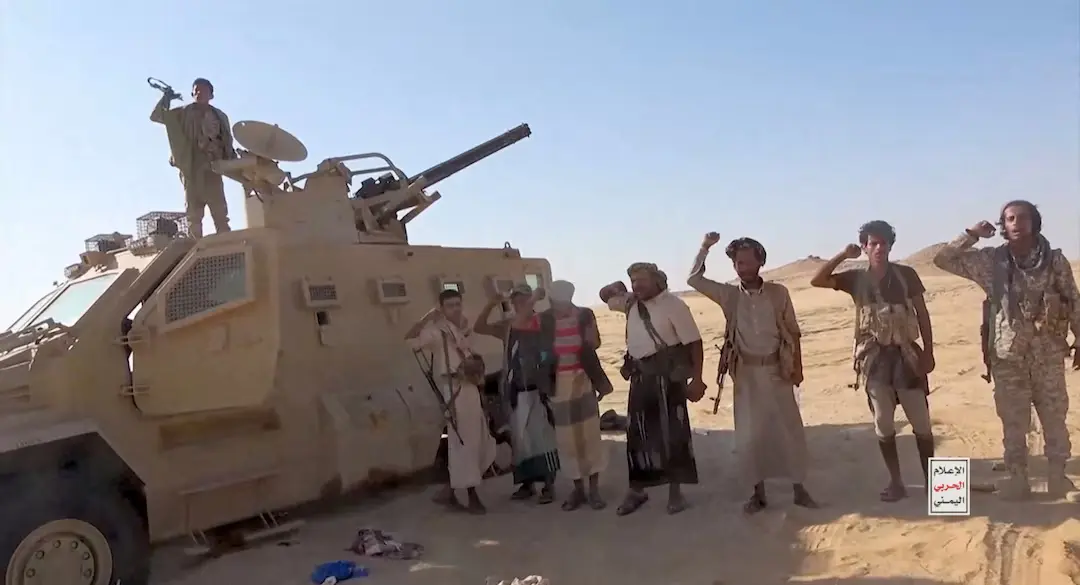 combatientes hutíes con un vehículo capturado de las fuerzas gubernamentales.