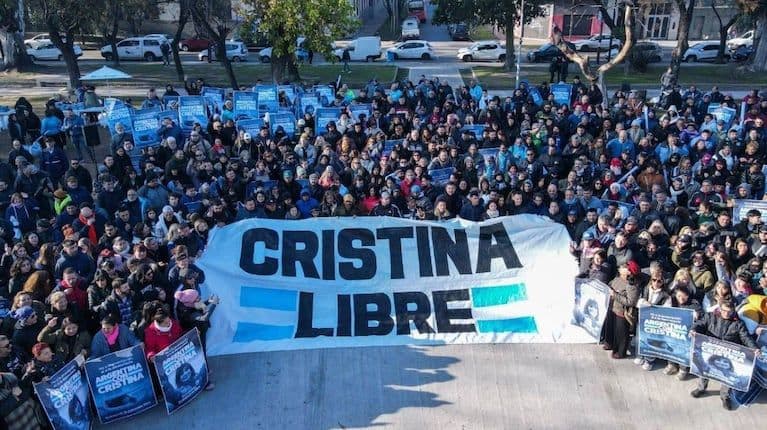 Militantes de La Cámpora y del espacio kirchnerista reunidos durante una jornada de apoyo y reclamo bajo la consigna "Cristina Libre".