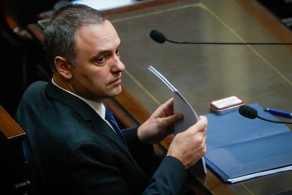 El caso Adorni explota: 245.000 dólares en negro, interna libertaria y Martín Menem como sucesor