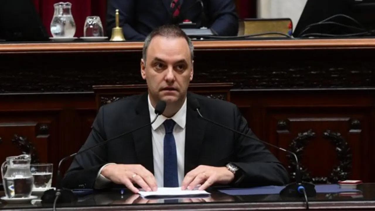 Del 'no hay plata' al avión oficial: el costo de la coherencia