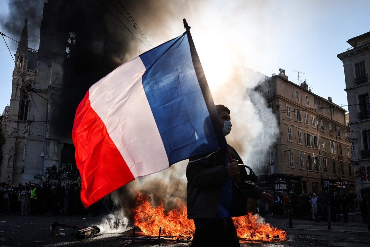 Francia ¿a quien le debe el Estado su futuro? Una crisis entre la justicia y la violencia